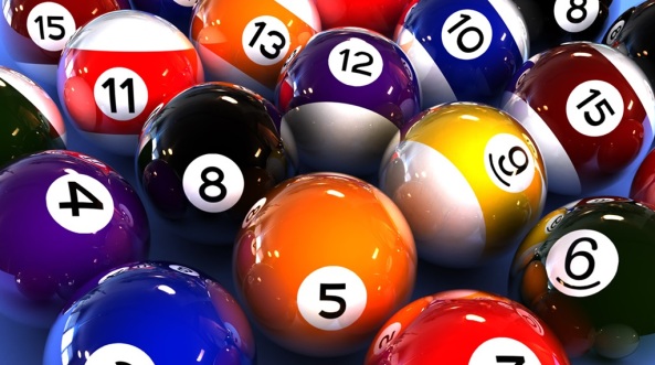 Bola branca e três bolas de bilhar numeradas contra uma mesa de